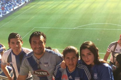 Desde las Orquídeas, norte de Guayaquil, la familia Córdova Dominguez alienta.