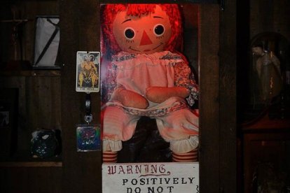La muñeca Annabelle en exposición en el museo.