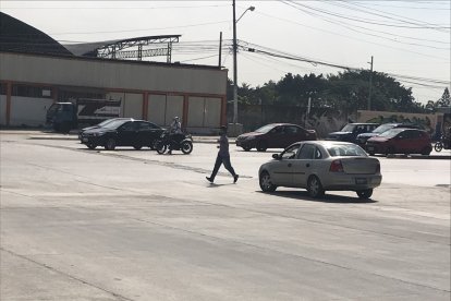 Los conductores 'sabidos' circulan en contravía por la entrada principal de la Martha de Roldós