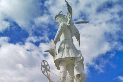 La efigie de san Miguel en el mirador de Ibarra es de color blanco.