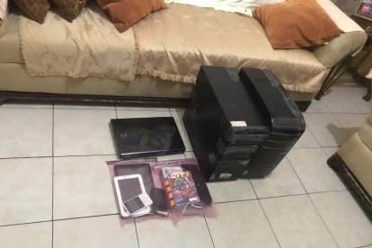 Entre los indicios encontrados a los detenidos hay: seis teléfonos celulares, una lapto, dos CPU, dos tablets, una memoria USB.