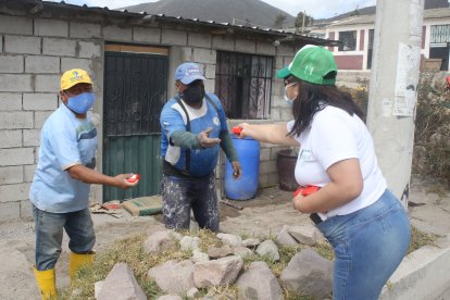 Los dirigentes barriales también entregaron útiles de aseo a los moradores.