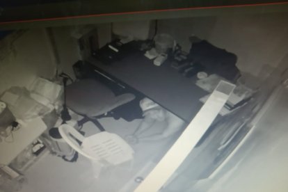 La cámara de seguridad capó a uno de los supuestos delincuentes que ingreso a la avícola.