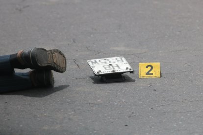 La única pista que tienen del responsable es la placa de la moto que se habría desprendido luego del impacto