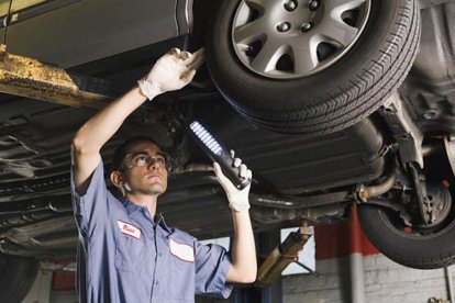 Al comprar un carro usado, debes ir con tu mecánico de confianza para que no te estafen.