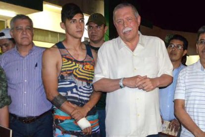 El delantero mexicano Alan Pulido (c) fue secuestrado en 2016, mientras se encontraba de vacaciones en su país.