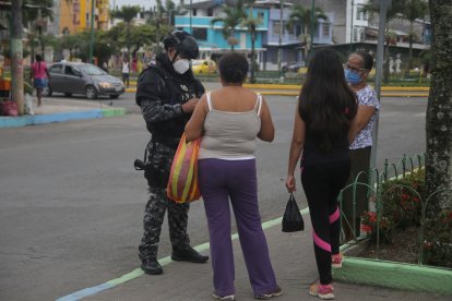 Personal del Grupo de Operaciones Especiales busca información en los barrios de San Lorenzo.