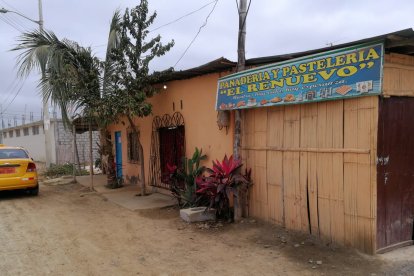 'El renuevo' es el nombre de su panadería. Su eslogan es... mientras hay vida, hay esperanza.