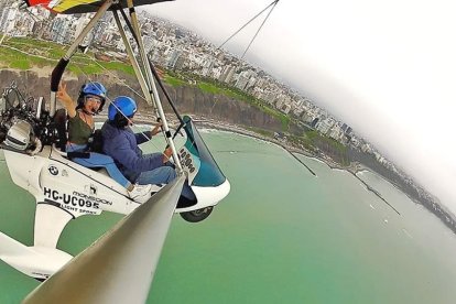 Juan Carlos Villalba en un vuelo junto a su novia sobre la costa verde, en Lima, Perú.