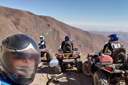 Al ecuatoriano le encantan la aventuras. Aquí en un ascenso a Los Olleros, hace pocos días, con unos amigos.