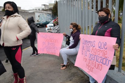Se reunieron afuera de la Unidad de Violencia contra la Mujer, en Carapungo.