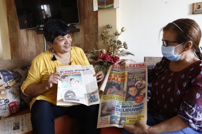 Las madres de familia muestran diferentes noticias que en aquella época se publicaron en la prensa.