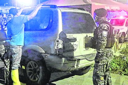 En los controles a los ingresos de la urbe hay personal de grupos especiales de la Policía.