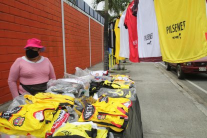 Doña Silvia Adrián estuvo cerca del Monumental con la venta de sus camisetas.

PERIODISTA : JERSON RUIZ

FECHA :23 /08/2020 

Agencia (ag-extra)