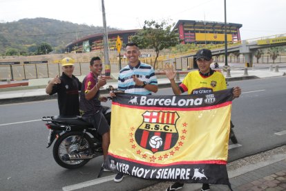 Un grupo de hinchas del Barcelona se dio una vueltita como para no perder la costumbre de visitar el estadio. 

PERIODISTA : JERSON RUIZ

FECHA :23 /08/2020 

Agencia (ag-extra)