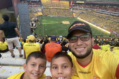 Jamil Jara en familia cuando visitó el Monumental en la Noche Amarilla de enero del 2020.