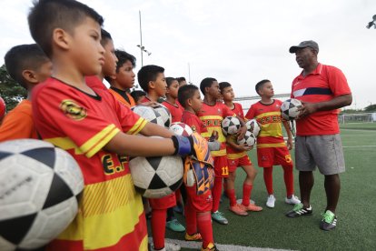 Ermen Benítez, está dedicado a formar chicos en su escuela de fútbol que lleva su nombre en Guayaquil
