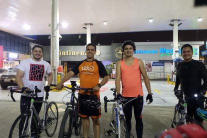 Santiago instó a tres amigos más a que se unieran a rutas de ciclismo.
