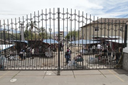 El párroco mandó a colocar rejas en las gradas de acceso a la puerta principal de la iglesia el pasado 22 de julio.