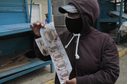 Los comerciantes indican cómo quedaron las estampitas que vendían luego del desalojo.