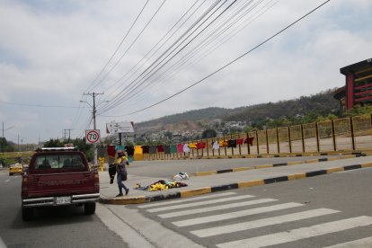 Pocos vendedores en el estadio Monumental, le vendían a los que pasaban por la Av. Barcelona. 

PERIODISTA : JERSON RUIZ

FECHA :23 /08/2020 

Agencia (ag-extra)