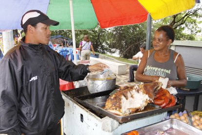 El comer fuera del estadio Monumental, por ahora es parte del recuerdo.