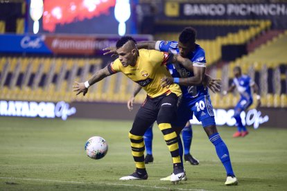 Jonatan Álvez peleando la pelota ante el defensa azul.