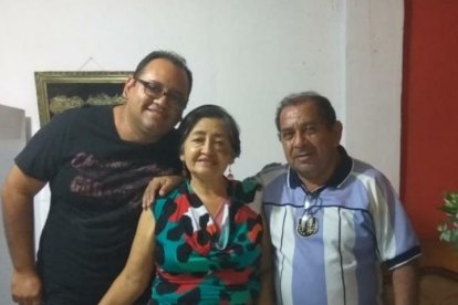 Augusto (primero de izquierda a derecha) junto su madre y su padre, también fallecidos este año.