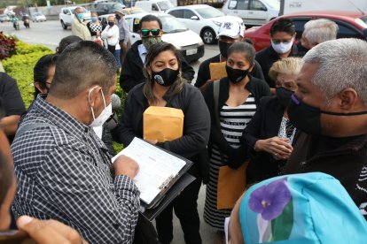 Varias familias se hicieron presentes en la morgue policial para retirar los restos de sus allegados.