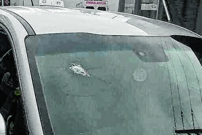 Proyectiles dañaron el parabrisas del vehículo en el que viajaba la víctima.