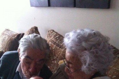 La pareja de esposos quiteños, abrazan a uno de sus tataranietos, en estos días de confinamiento por la COVID-19.