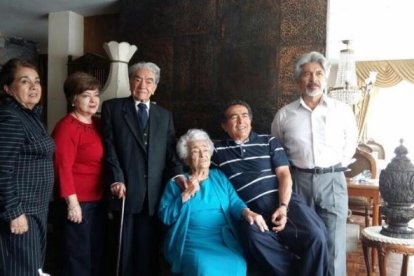 Julio y Waldramina, en una gran foto familiar.