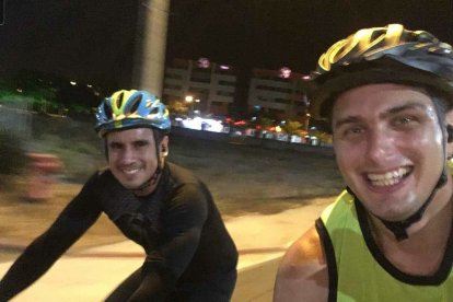 Santiago y su amigo Marco Caizapanta salieron a ‘ciclear’ el lunes 17 de agosto a las 22:15, minutos después ocurrió el accidente.