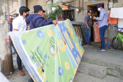 Entidades gubernamentales entregaron camas y alimentos a los damnificados.