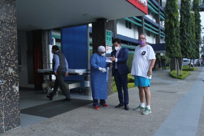 Familiares de Abdalá Bucaram llegan a la clínica.