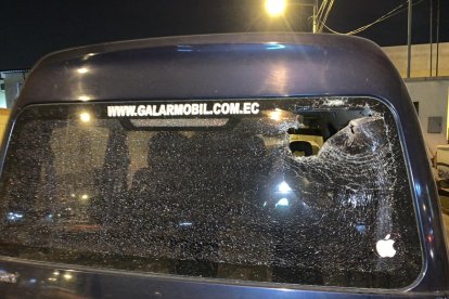 Así quedó el vehículo que fue atacado por los dos 'limpiavidrios'.