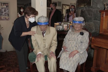 Sus hijos deben ayudarlos a movilizarse debido a su avanzada edad.