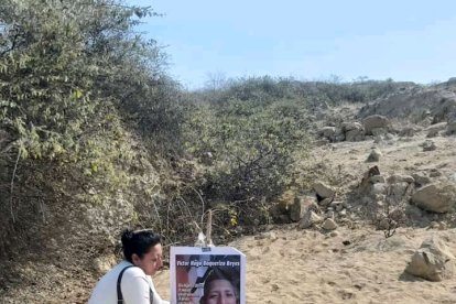 Cecilia clavó un cartel en el sitio donde se halló una parte del cuerpo.