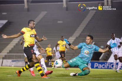 Guayaquil City recibiendo a Barcelona en el estadio Chucho Benítez.