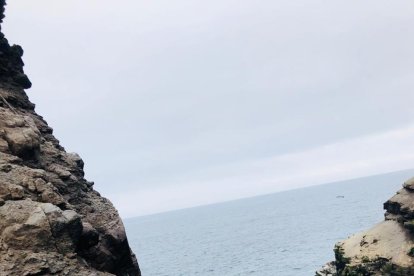 Personal especializado amplía la búsqueda a zonas de difícil acceso en la playa La Escondida, en Lima, Perú.