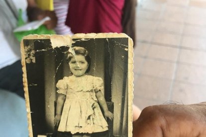 Esta es la única foto en que se ve completamente a Dora Martínez. Habría tenido para entonces unos 2 años; han pasado como 63 años ya.