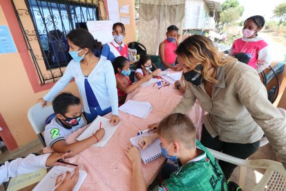 Nikool, Abigaíl y Laidy son las maestras de 40 chicos de la cooperativa Realidad de Dios.