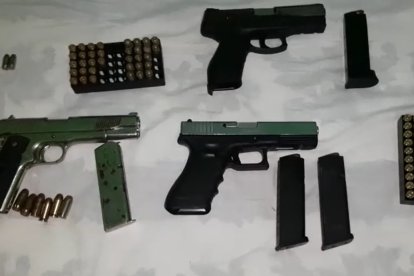 Entre las evidencias se incautaron cuatro armas de fuego, celulares y carros.