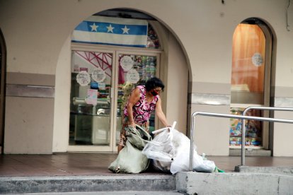 Susana Plúas sale todos los días a recolectar material de reciclaje para la venta.

FECHA : 13/08/2020 

Agencia (ag-extra)