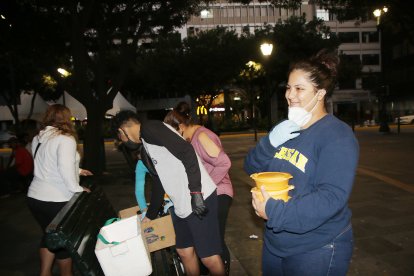 La familia de Michael León todos los jueves entrega comida a las personas que ‘viven’ en la calle.


La familia de Michael León todos los jueves entrega comida a las personas que ‘viven’ en la calle.


La familia de Michael León todos los jueves entrega comida a las personas que ‘viven’ en la calle.