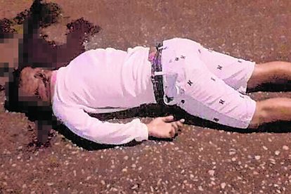 El cadáver de Gabriel Torres Carvajal quedó sobre el pavimento.