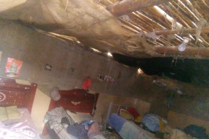 Duermen en una sola habitación. En tres camas alineadas al muro.