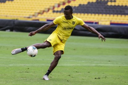 José Angulo prometió 15 goles y ya lleva 2.