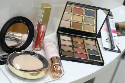 MAQUILLAJE Y PELOS EN  MALL DEL SUR..FD: MIGUEL CANALES...25-08-2020