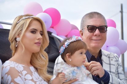 La pareja mostró orgullosa a su bebé, durante la celebración del primer año de vidad de esta.